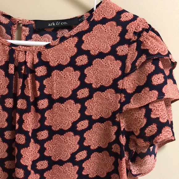 Cute patterned top - Picture 2 of 3